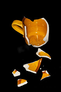 破碎的橙色咖啡杯