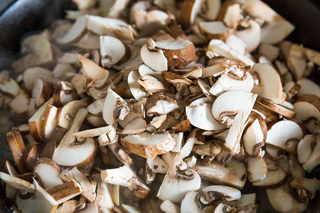 煎锅中的切碎蘑菇