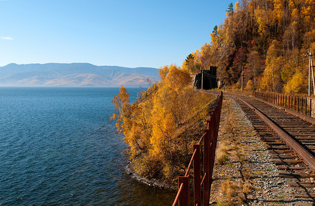 环贝加尔湖铁路 — 历史悠久的铁路沿俄罗斯伊尔库茨克地区的贝加尔湖运行