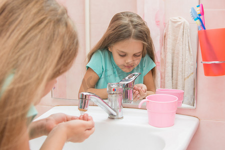 六岁的女孩在浴室里洗