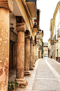 门石摄影照片_西班牙卡斯蒂利亚 — 拉曼查社区阿尔卡拉斯街道上雄伟而古老的石屋