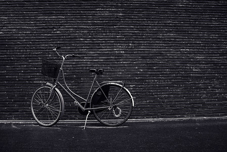 靠在街上的经典老式潮人复古自行车