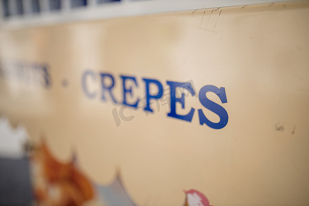 甜食摊招牌上 Crepes 一词的景观