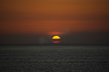 渐变蓝色大气摄影照片_印度洋上的日落