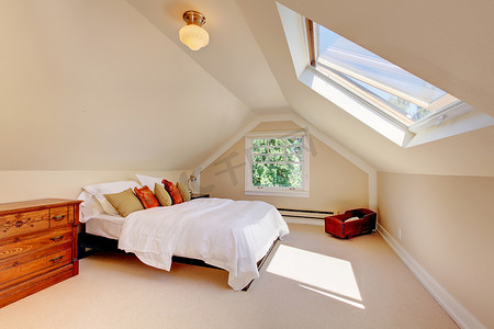 有白色床和天窗的阁楼现代卧室。
