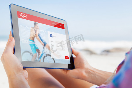 使用 tablet pc 的妇女坐在躺椅上的海滩合成图像