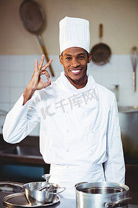 做 ok 手势的快乐厨师的肖像