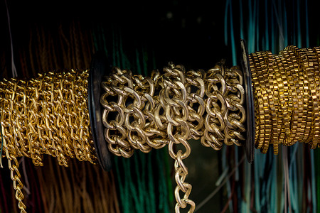 珠链摄影照片_背景为彩色金属链卷