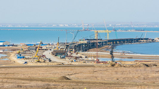 新势力周2016摄影照片_俄罗斯塔曼 — 2016 年 11 月 5 日：截至 2016 年 11 月，在刻赤海峡建造一座桥梁，从塔曼半岛欣赏海岸线的景色
