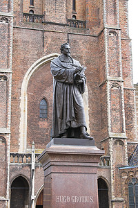 城市雕像摄影照片_荷兰代尔夫特的雨果格劳秀斯雕像