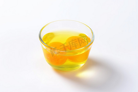 玻璃碗中的蛋清和蛋黄