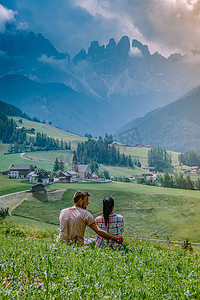 山谷村摄影照片_夫妇在意大利多洛米蒂山度假，意大利多洛米蒂山地区的圣马格达莱纳村 Val di Funes