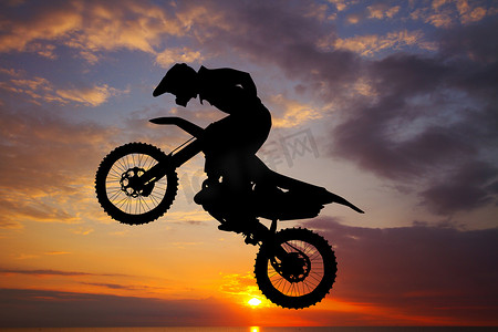 肾上腺素摄影照片_夕阳下的自由式摩托车越野赛