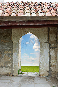门石摄影照片_绿色田野的旧石入口
