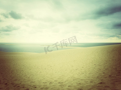 与海和沙丘的朦胧的风景
