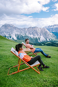 一对夫妇在 Italien Dolomites 度假远足，在 Seceda 峰上欣赏美景。