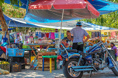 买水果摄影照片_典型的尤卡坦街市场