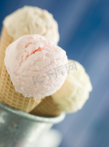 儿童冰淇淋摄影照片_威化锥冰淇淋三重奏