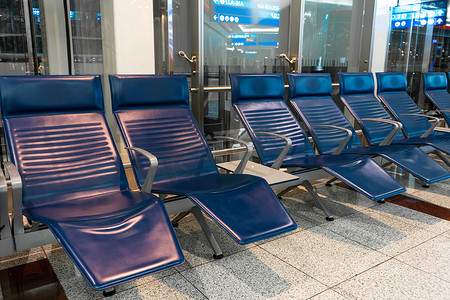 机场等候区设有带脚踏板的舒适座椅