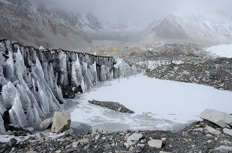 在珠峰大本营，尼泊尔附近的冰川