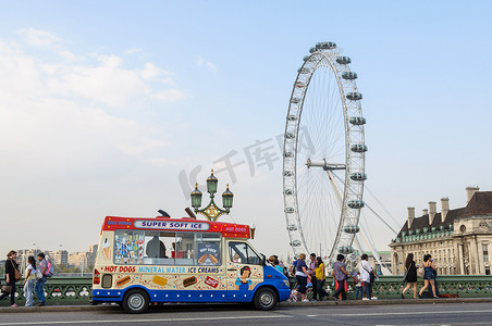 冰淇淋车和英国伦敦的伦敦眼