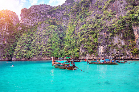 泰国甲米皮皮岛玛雅湾的长船和蓝水。