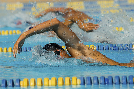 独唱比赛摄影照片_参加游泳比赛的男性参与者