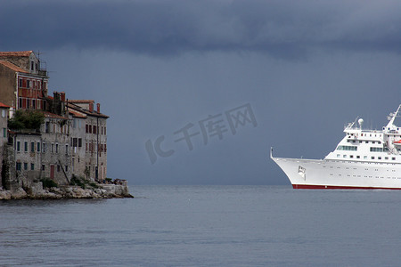 在罗维尼，伊斯特拉，克罗地亚前面的巡洋舰