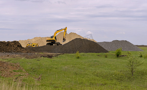 挖掘机摄影照片_黄色挖掘机在采砂场挖矿