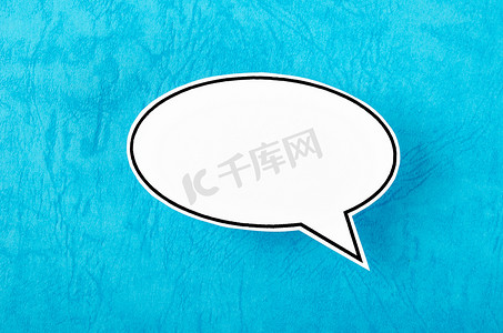 带有复制空间通信的语音气泡在蓝色背景下谈论口语概念。