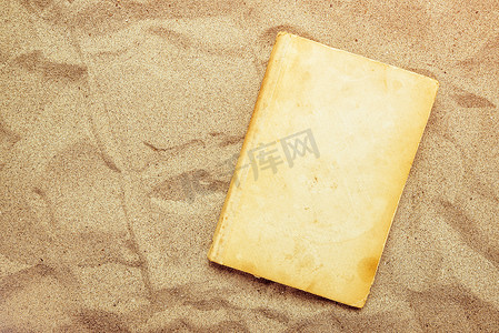 在暑假海滩洒红节上阅读最喜欢的经典旧书