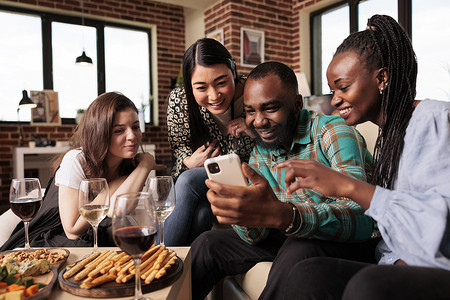 多文化团体朋友在手机屏幕上看照片