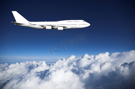云层之上的大型喷气式客机