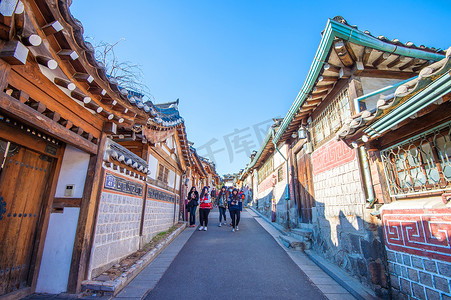 游客在北村韩屋村周围拍摄美丽的风景，传统的韩国风格建筑。