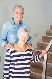 站在楼梯上的快乐老年夫妇的画像
