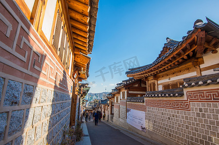游客在北村韩屋村周围拍摄美丽的风景，传统的韩国风格建筑。