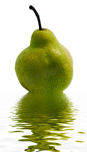 水中的绿梨