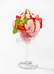 草莓冰淇淋圣代