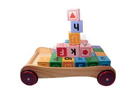 儿童玩玩具车中的字母积木，与白色隔离