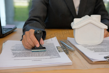 房地产经纪人在抵押贷款合同协议文件上盖章