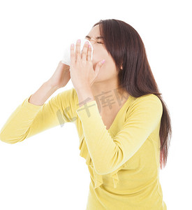 患有流感或过敏并吹入纸巾的年轻女性