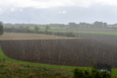 在该国的草地上，恶劣天气下大雨