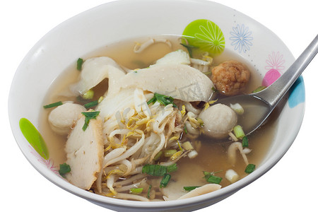 泰国汤面配白色背景的鱼丸