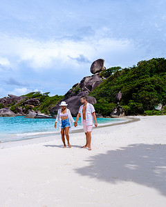 一对夫妇在泰国南部热带斯米兰群岛的海滩上散步