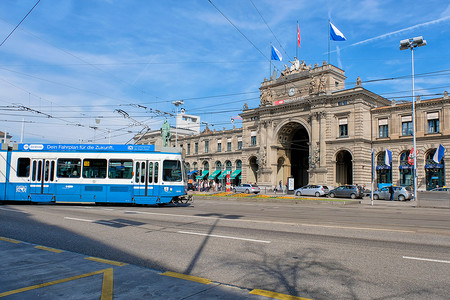 瑞士苏黎世 — 3 月 29 日：一辆电车经过 Bahnhofbru