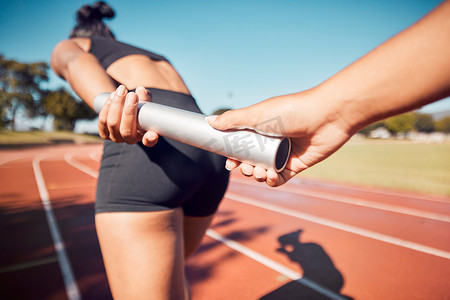 健身、女人和双手接力棒，用于在体育场跑道上进行接力运动、训练或跑步比赛。
