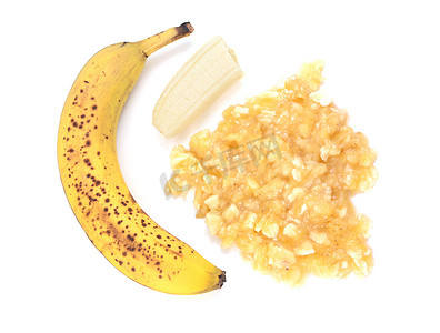 参差不齐、过熟的香蕉，带有完整和捣碎的水果
