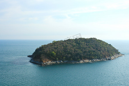 一个小岛位于泰国普吉岛海岸外。