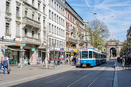 一辆火车摄影照片_瑞士苏黎世 — 3 月 29 日：一辆电车经过 Bahnhofbru