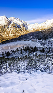 冬天山、湖和村庄垂直的全景， S